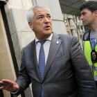 Luis Pineda sale de la sede de Ausbanc detenido por la policía, el 15 de abril.