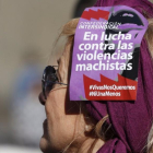 Una mujer con un cartel durante una marcha contra la violencia machista