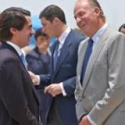 El Rey conversa con Aznar a su llegada al aeropuerto de Viru Viru para participar en la cumbre