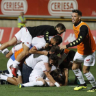 Los jugadores de la Cultural festejan su pase a la tercera ronda de la Copa del Rey tras ganar al Fuenlabrada en los penaltis.