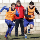 Roberto Tejerina sigue de cerca a Álvaro López y Gonzalo durante el entrenamiento.