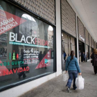 Anuncios del Black Friday en los escaparates de El Corte Inglés de Independencia, en 2015.