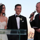 El presidente turco Erdogan dirige unas palabras al futbolista Mesut Özil y a la modelo Amine Gülse durante la ceremonia de su boda / EF
