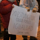 Dos niños sostienen una pancarta en defensa de la escuela pública. DL