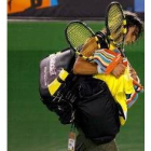 Rafael Nadal sale de la pista del Rod Laver Arena tras su derrota