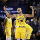 Stephen Curry celebra con el público una de sus jugadas.