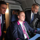 El presidente del Gobierno y el Rey Felipe VI, en la cabina del tren que abrió el viaje inaugural de la Variante. EFE