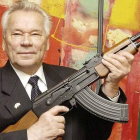 Mijaíl Kaláshnikov posa con el fusil de asalto que inventó en una foto de 2002.