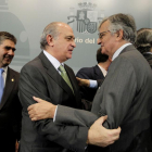 Jorge Fernández Díaz saluda al fiscal general del Estado. Eduardo Torres Dulce, en una imagen del 2012.