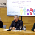 Ana Mª D. Berrot, coordinadora de trasplantes del Caule, Joaquín S. Torné, director de Diario de León, y el cardiólogo Miguel Ángel Rodríguez. MARCIANO PÉREZ