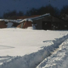 Nave derrumbada por la nieve en Puente Orugo