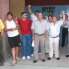 Militantes del PSOE en Laciana, ayer, en la puerta de la sede local