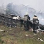 Los bomberos trabajan en el lugar del avión siniestrado