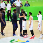 El pívot estadounidense Demarcus Cousins abraza a Ricky Rubio a la conclusión de la semifinal del baloncesto