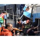 Un herido recibía asistencia ayer, miércoles 22 de febrero de 2012, en el accidente de tren de Buenos Aires.