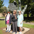 Dolores Barrio, María Olindina Martínez y Ana María Fuertes, en el jardín El Cid. J. NOTARIO