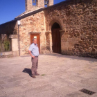 Juan González, ante la iglesia de Santo Tomás de las Ollas. DL