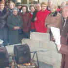 Las personas mayores del municipio se reunieron alrededor del calor del magosto.