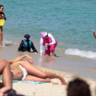 Mujeres con 'burkini' en una playa del sur de Francia, el lunes.