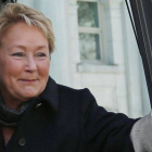 Pauline Marois saluda al subir al autobús de campaña tras convocar los comicios anticipados, este miércoles en Quebec.