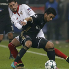 Rafael, del Olympique Lyonnais, disputa el balón con Sergio Escudero. HORCAJUELO