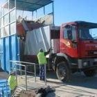 Cada mañana los camiones de basura vacían su contenido en grandes contenedores herméticos