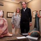 Carmen Sopeña y Fernando Rey ante algunas de sus obras.