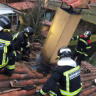 El fuego se inició en la chimenea. BOMBEROS AYTO DE LEÓN