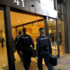La policía entra en las oficinas de Teconsa de la calle Serrano 41, en Madrid.
