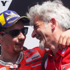 Jorge Lorenzo se abraza al ingeniero Gigi DallIgna, que es quien lo llevó a Ducati.