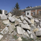 Las piedras del viejo hospicio llevan más de 50 años abandonadas en el solar de Santa Nonia que la Diputación Provincial quiere recalificar.