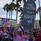 Participantes en las celebraciones en el barrio de la Pequeña Habana de Miami. PABLO RAMÓN