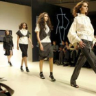 Las modelos lucen los diseños de la modista leonesa Susana Escribano