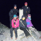 Octavio Álvarez y sus compañeros Maite, Rosi, Lourdes, Pablo y Manuel afrontan la primera ascensión nocturna que se realiza a la cima de Peña Ubiña.