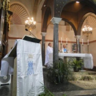 Mosén Valdimir, durante la misa dle 15 de agosto en la Bisbal del Penedès.