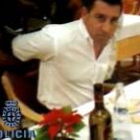 Momento en que el general croata era detenido en un hotel del sur de Tenerife mientras cenaba