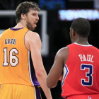 El jugador español de Los Angeles Lakers Pau Gasol junto a Chris Paul.