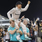Nico Rosberg, a hombros de su equipo, después de proclamarse campeón del mundo. VALDRIN XHEMAJ
