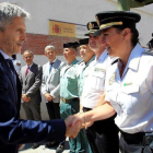 Fernando Grande-Marlaska saluda a policías y guardias civiles durante una visita a Algeciras (Cádiz) en julio pasado.