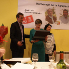 Santiago Dorado, con Begoña Juárez, viuda de Sierra a la que se entregó una placa conmemorativa, y Ángela Marqués.