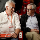 Toxo, derecha, y Cayo Lara, en la Asamblea Federal de IU, ayer.