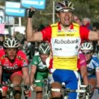 Óscar Freire remontó desde atrás y aprovechó que Petacchi se había quedado cerrado
