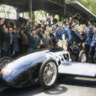 90 años nos contemplan. En mayo de 1928, un futurista coche ‘con alas’ alcanzaba 238 kilómetros por hora en el circuito berlinés de Avus. Al volante… Fritz von Opel.
