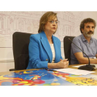Evelia Fernández, junto al técnico de fiestas, Óscar Álvarez, ayer en la presentación. RAMIRO