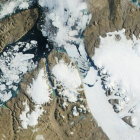 Imagen por satélite tomada por la NASA en la que se aprecia el desprendimiento del iceberg del glaciar Petermann.