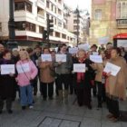 Vecinos contra las antenas se manifestaron ante el consistorio, donde se celebró la mesa.