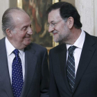 Don Juan Carlos conversa con Mariano Rajoy al inicio de la reunión en La Zarzuela.