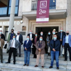 Foto de familia tomada después de la firma de los estatutos de la nueva asociación. DL