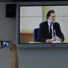 Imagen del monitor de la sala de prensa de la Audiencia Nacional de San Fernando de Henares del presidente del Gobierno.