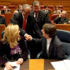 Silván y Guisasola felicitan a Mañueco, candidato a alcalde de Salamanca, ayer en el Pleno.